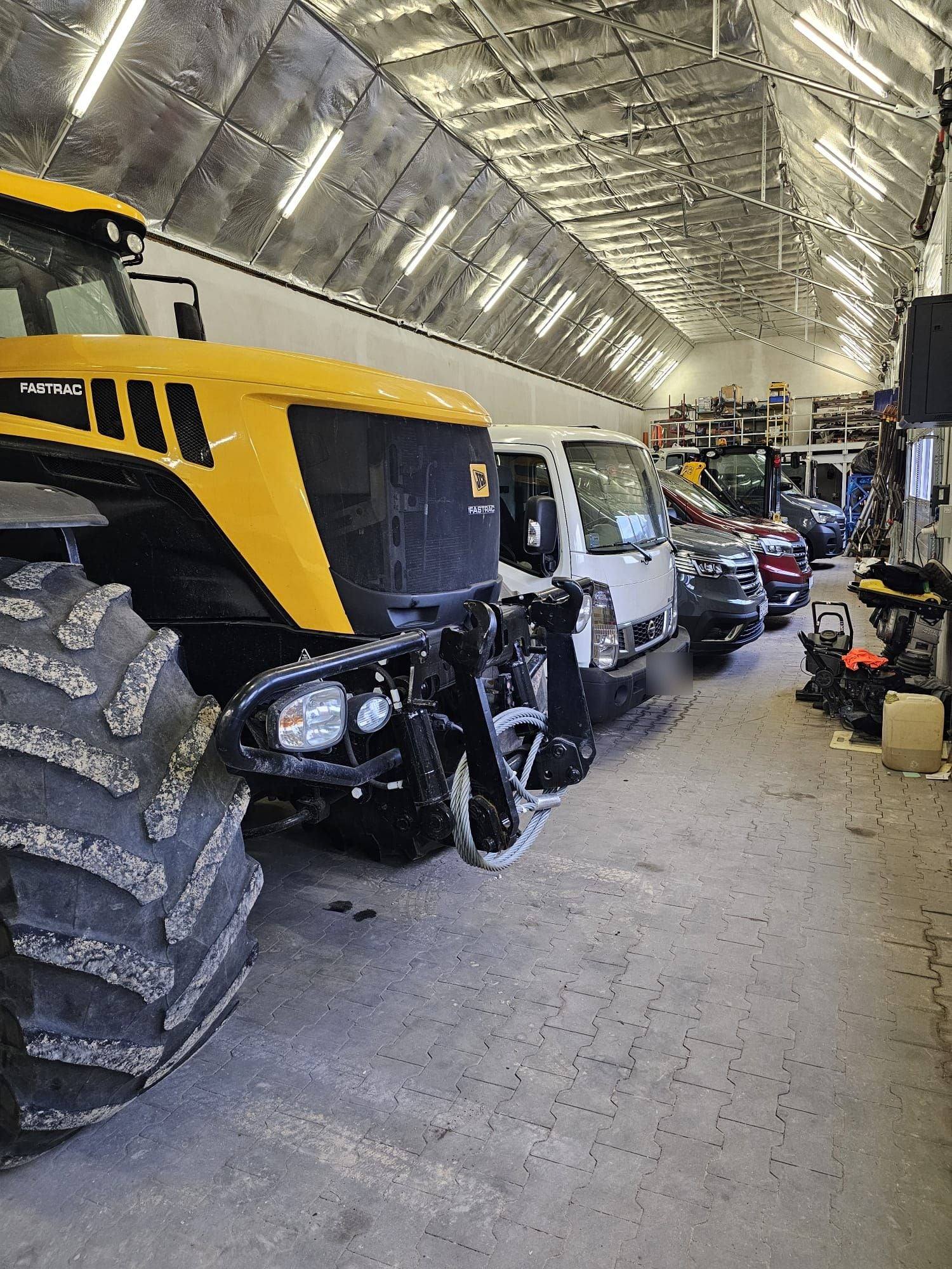 Hala garażowa firmy: ciągnik JCB Fastrac, samochód ciężarowy i samochody dostawcze