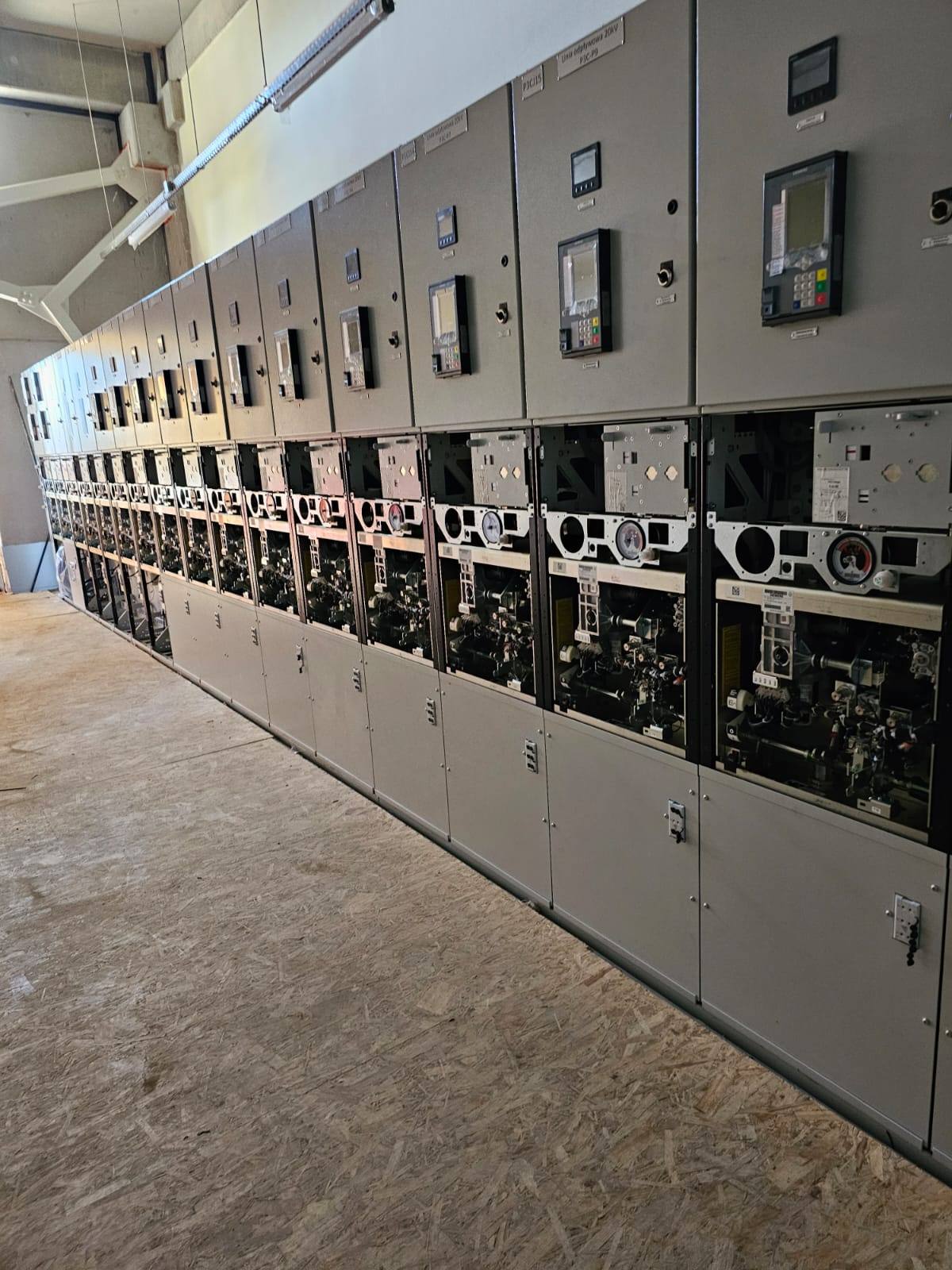 Rozdzielnica średniego napięcia 20 kV z zabezpieczeniami polowymi